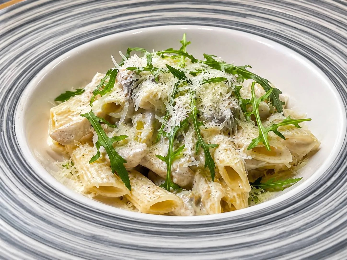 Паста с курицей и грибами
